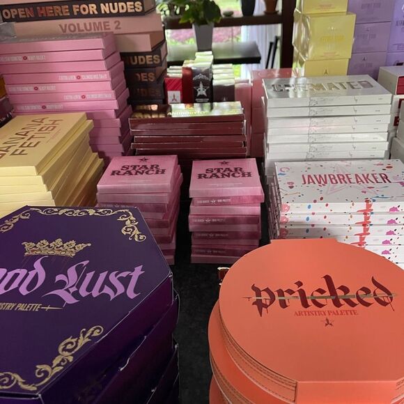 Jeffree StarĀ š®TRUE MYSTERY BOXš® double your fun lot #1 beauty box allāJS items - Picture 6 of 14